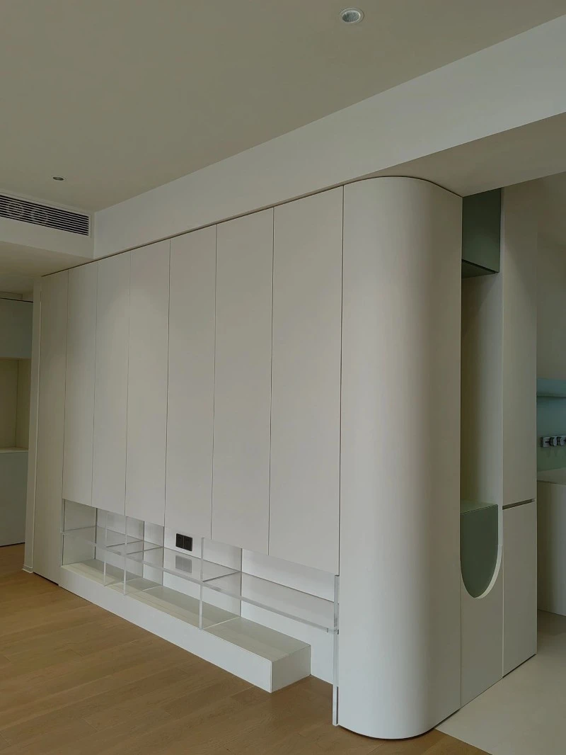 Cream glossy full-height wardrobe Cream glossy full-height wardrobe